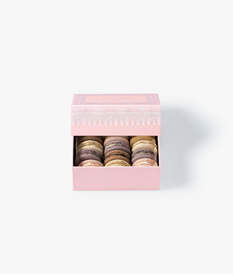 Pink box adorned with a silver frieze in tribute to Napoleon III.